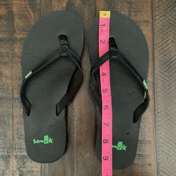 SANUK black flip flops size 6-6.5 (?) GUC - Picture 9 of 11